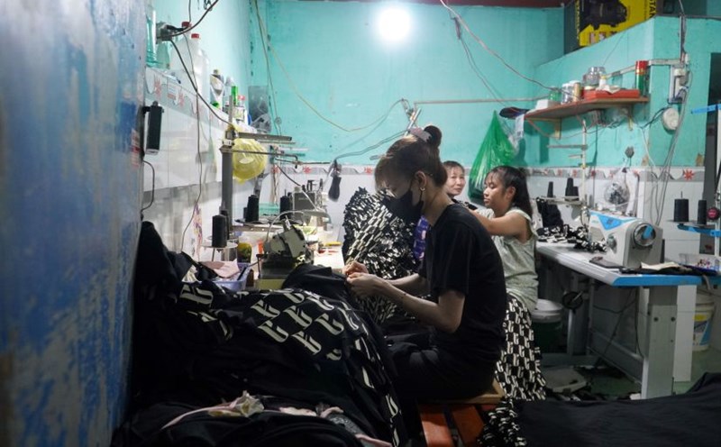 Người lao động TPHCM lo lắng trước đề xuất diện tích tối thiểu 5m2/người. Ảnh: Minh Tâm
