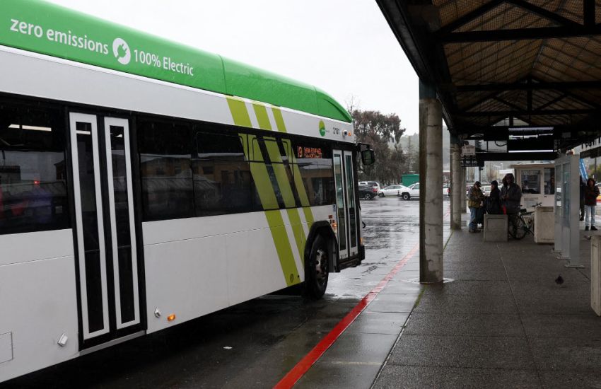 Một chiếc xe bus điện đang hoạt động tại Mỹ. Ảnh: AFP