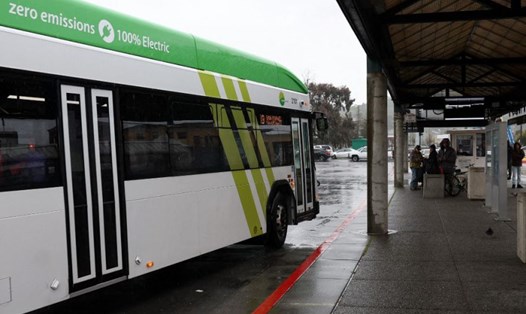 Một chiếc xe bus điện đang hoạt động tại Mỹ. Ảnh: AFP