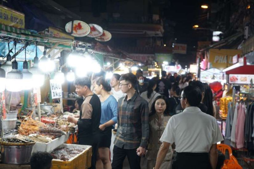 Phố ẩm thực ở TPHCM hút khách. Ảnh: Thanh Chân
