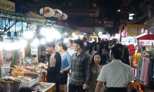 Phố ẩm thực ở TPHCM hút khách. Ảnh: Thanh Chân