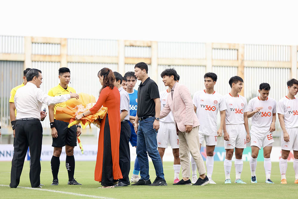 Representatives of VFF leaders and delegates presented flowers to the players before the match. Photo: VFF