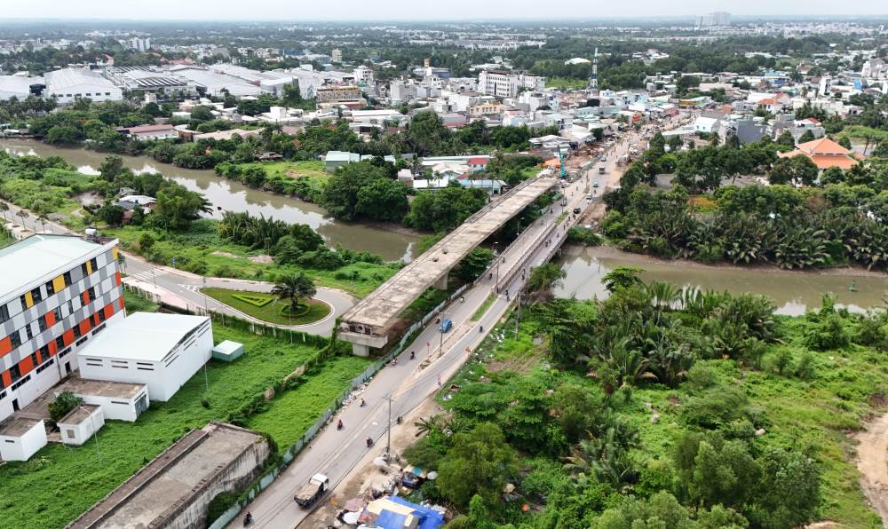 Cầu Tăng Long sẽ thông xe một nhánh cuối năm nay.  Ảnh: Anh Tú