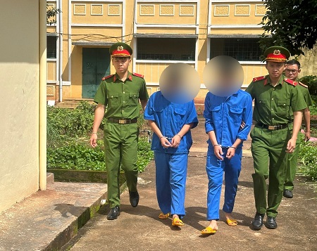 Công an bắt tạm giam các đối tượng trong nhóm lừa đảo qua mạng. Ảnh: Phan Tuấn