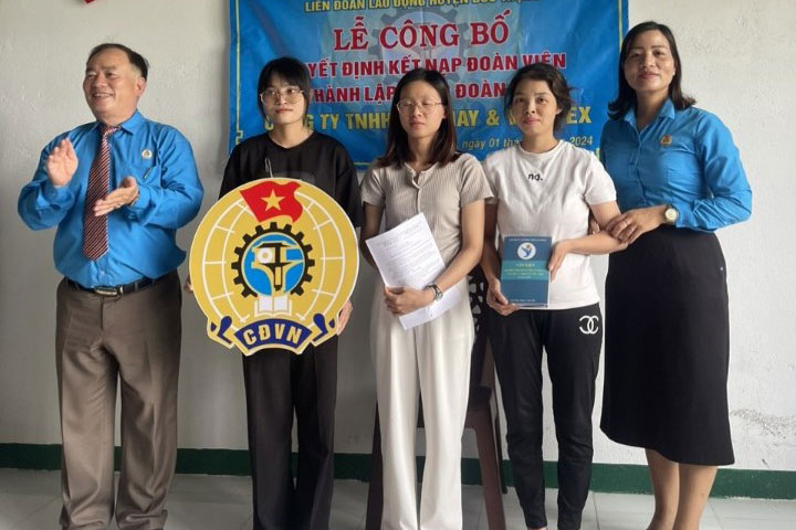  Ông Lưu Văn Lợi - Chủ tịch Liên đoàn Lao động huyện Đức Trọng trao huy hiệu Công đoàn Việt Nam cho Công đoàn cơ sở mới thành lập. Ảnh: THIỆN TIẾN