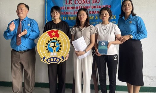Ông Lưu Văn Lợi - Chủ tịch Liên đoàn Lao động huyện Đức Trọng trao huy hiệu Công đoàn Việt Nam cho Công đoàn cơ sở mới thành lập. Ảnh: THIỆN TIẾN