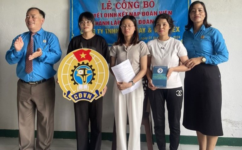 Ông Lưu Văn Lợi - Chủ tịch Liên đoàn Lao động huyện Đức Trọng trao huy hiệu Công đoàn Việt Nam cho Công đoàn cơ sở mới thành lập. Ảnh: THIỆN TIẾN