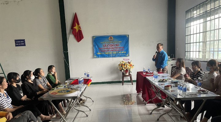 Duc Trong District Labor Federation admitted union members on the 95th anniversary of the founding of the Vietnam Trade Union. Photo: THIEN TIEN