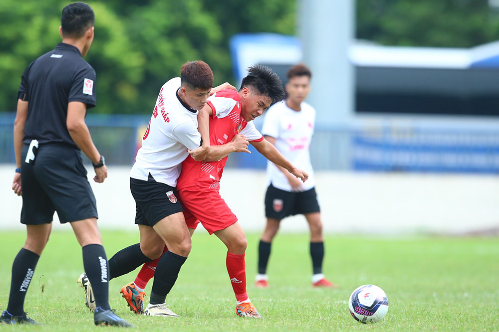 U21 Long An (áo trắng) hòa U21 Bình Phước 1-1. Ảnh: VFF