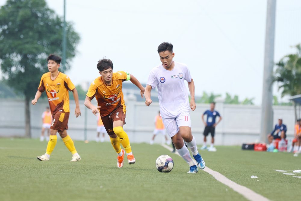 U21 Ho Chi Minh City (white shirt) lost 0-2 to U21 Hoang Anh Gia Lai. Photo: VFF