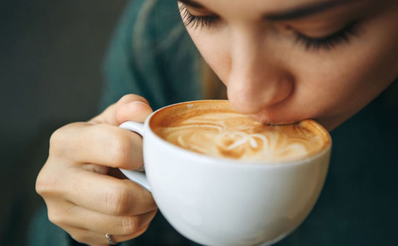 Không nên uống quá nhiều cà phê mỗi ngày. Nguồn ảnh: Adobe Stock