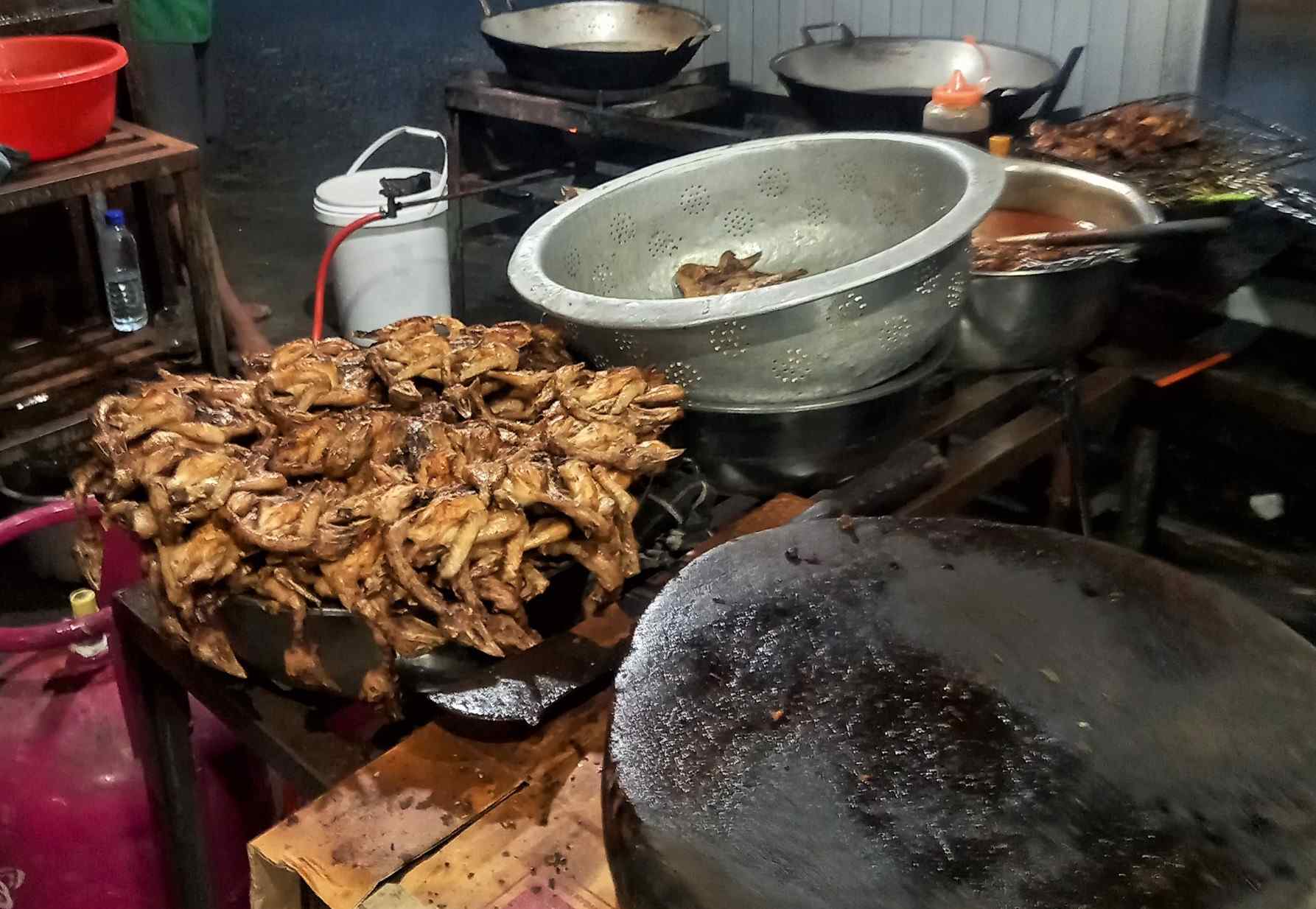 Roasted chickens the size of pigeons. Photo: Huong Chi