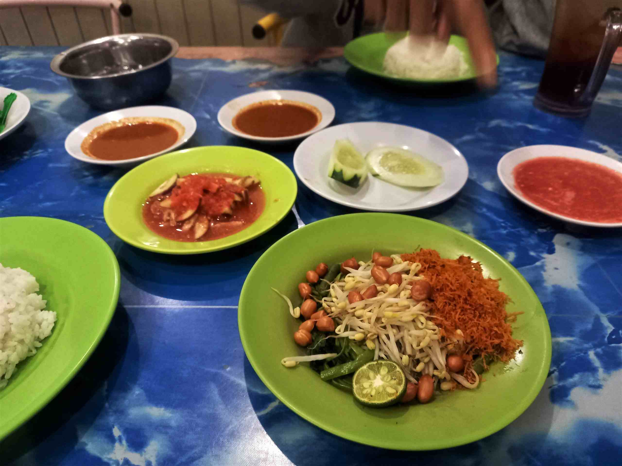 Indonesian salad. Photo: Huong Chi