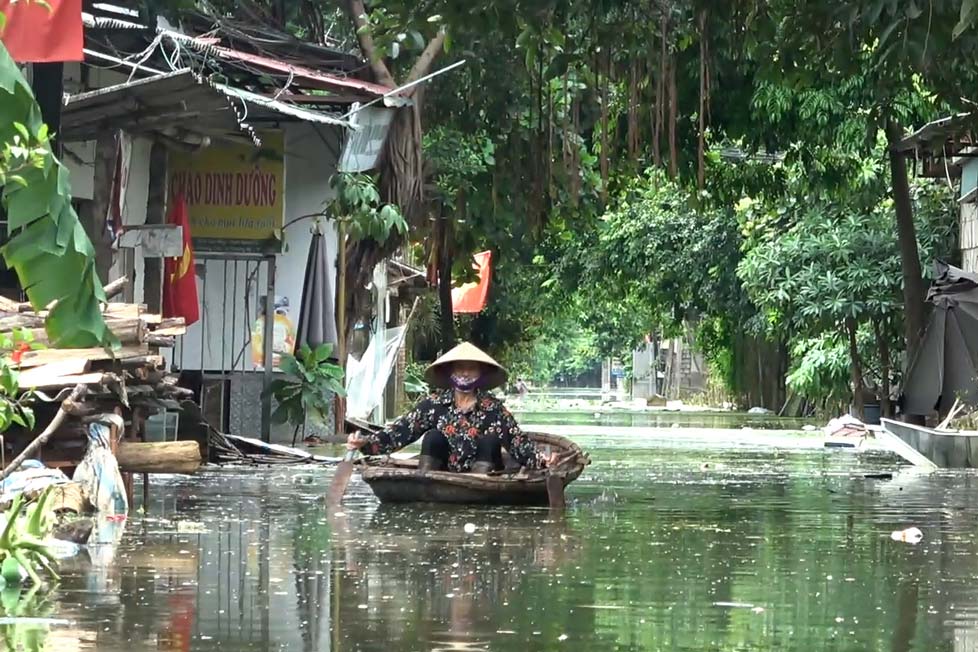 Vay tiền mua thuyền vì sống ngập trong biển nước
