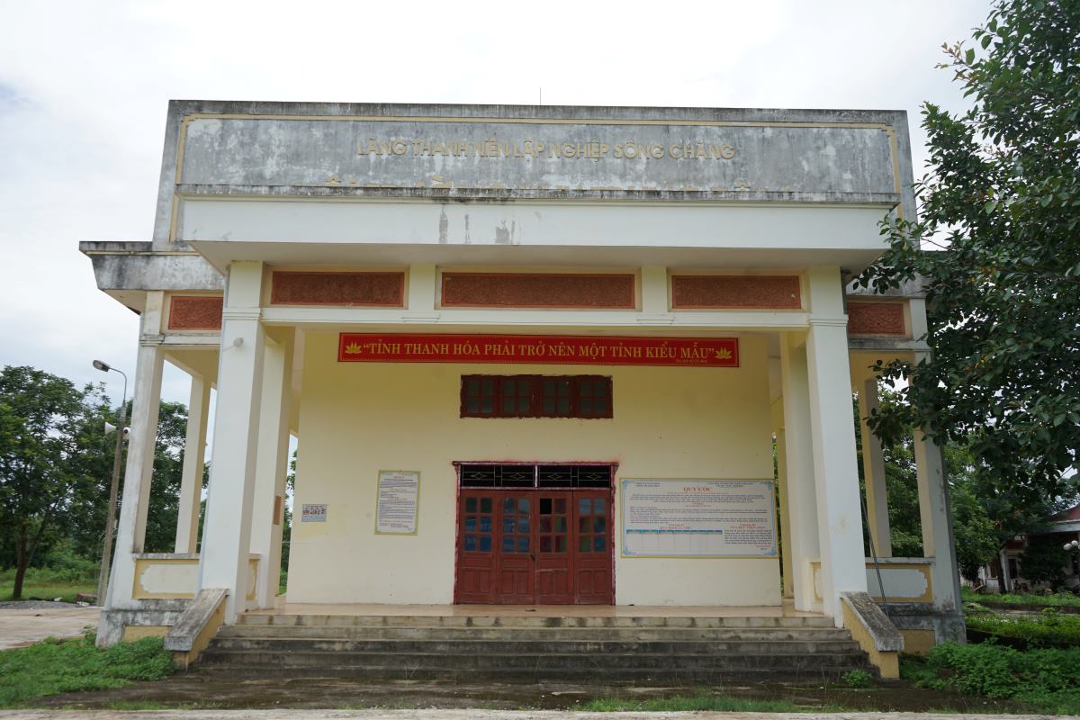 Talking to Labor, Mr. Le Van Tuyen - Chairman of the People's Committee of Xuan Hoa commune, Nhu Xuan district, Thanh Hoa province said that after nearly 10 years of project implementation, (from 2008 to September 2017), Chairman of Thanh Hoa Provincial People's Committee Hoa signed the Decision to establish Thanh Nien village, Xuan Hoa commune on the basis of the residential cluster of Song Chang NLF Village. Photo: Quach Du