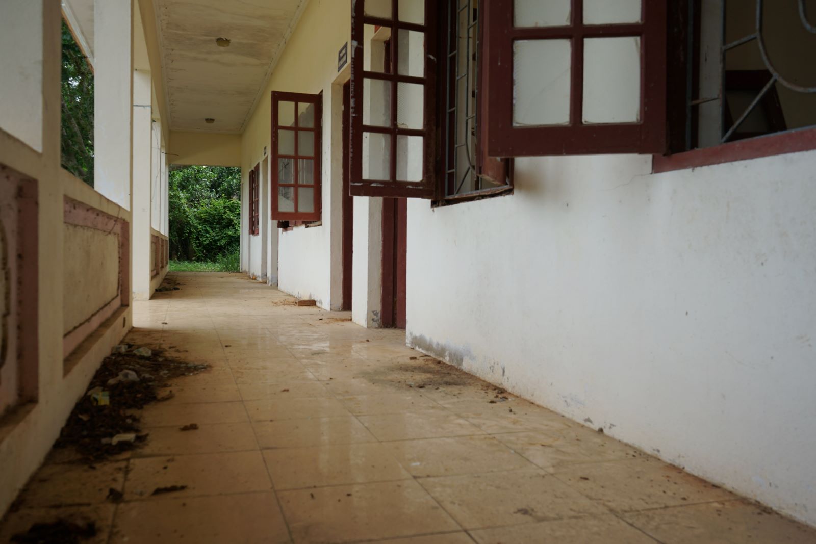 In addition, the facilities at the Cultural Center of Song Chang Youth Volunteer Village are currently seriously degraded and damaged. Photo: Quach Du