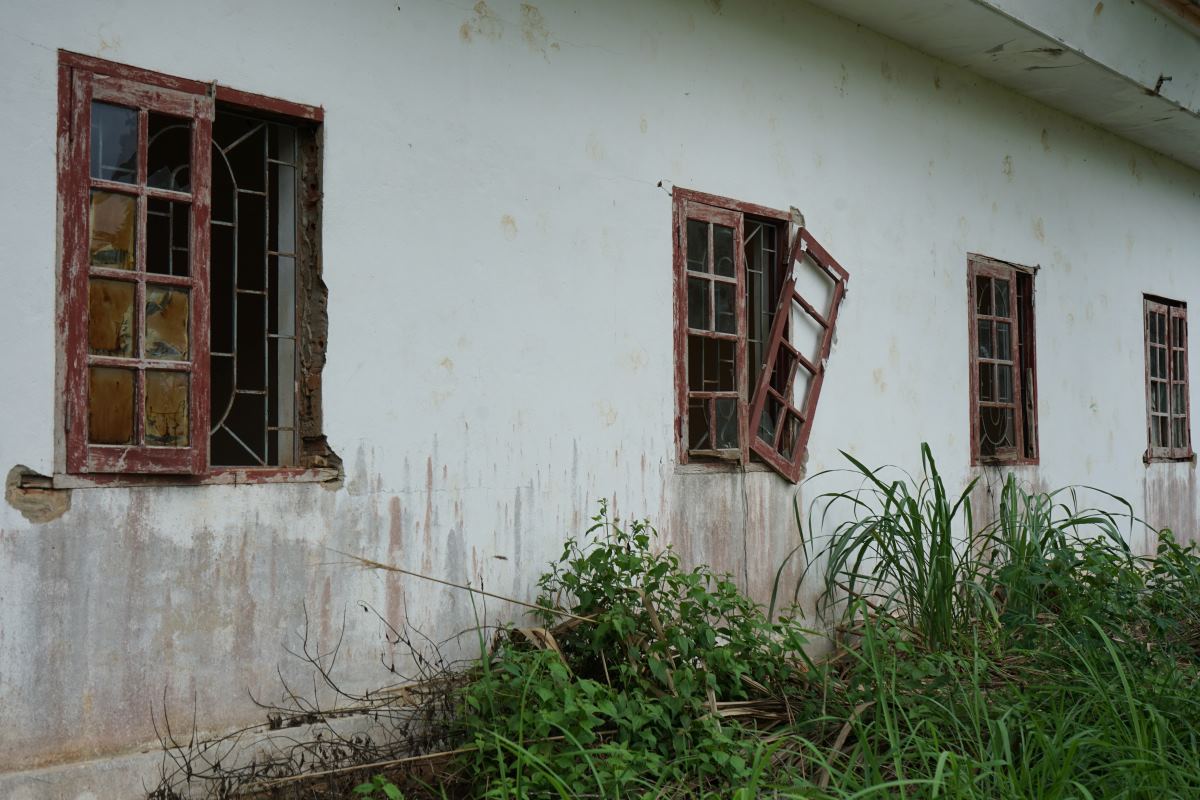 The door system is damaged by termites, damaged and broken in many places. Photo: Quach Du