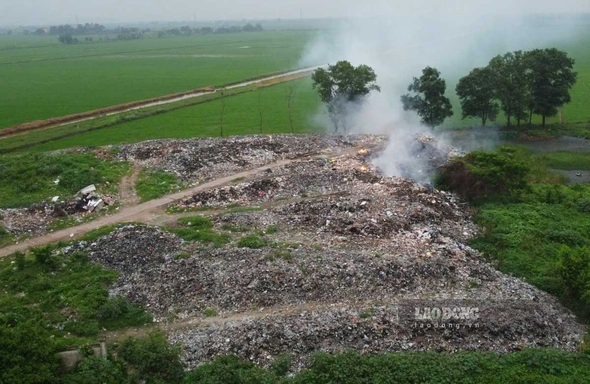 Bãi rác lộ thiên xã Thành Lợi (huyện Vụ Bản, tỉnh Nam Định). Ảnh: Hà Vi
