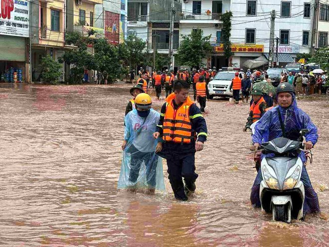 Flood waters rushed in at dawn on July 24, causing local flooding in Son La City. Photo: Cao Thien