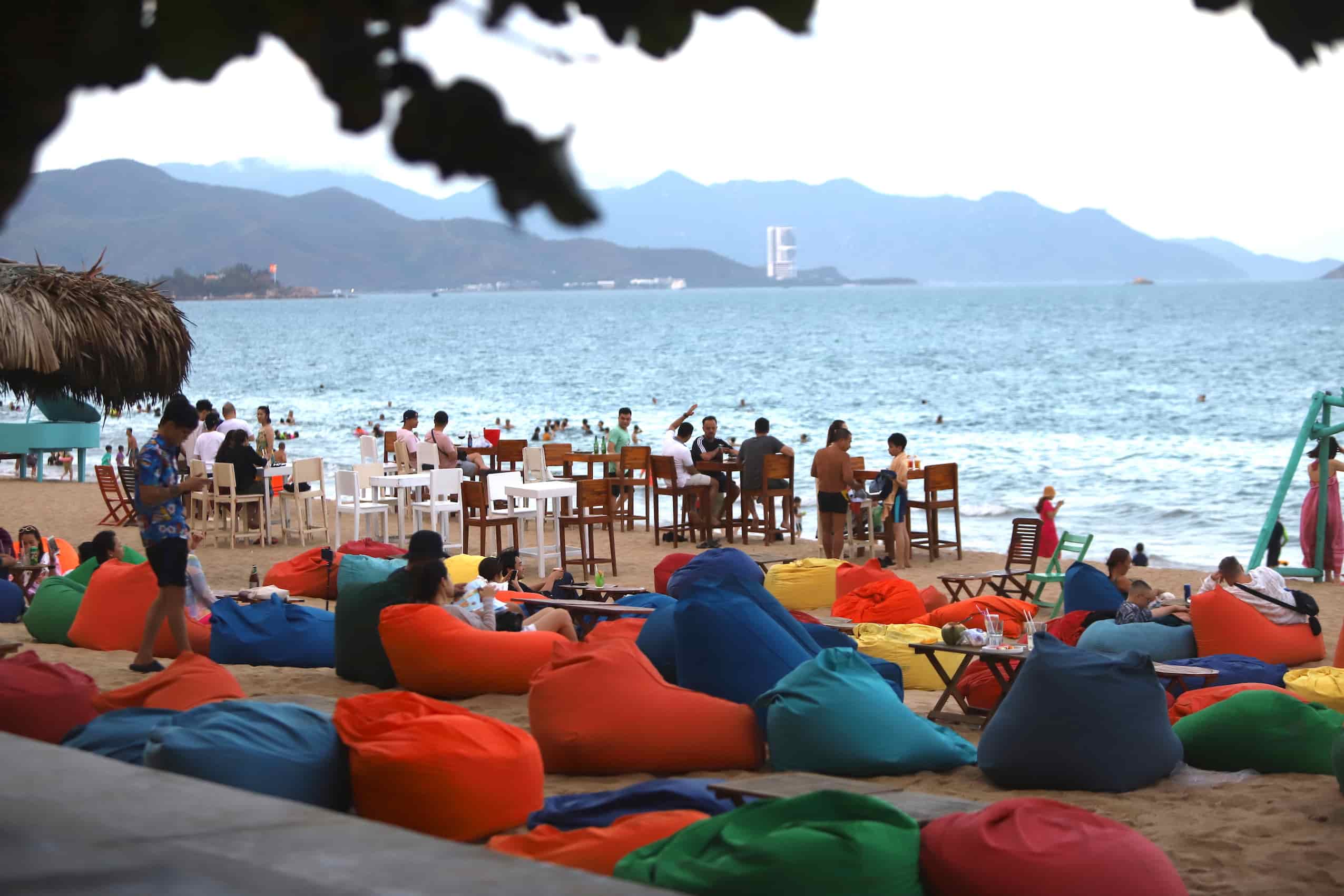 In August, Nha Trang's weather is still dry season. Tourists can enjoy dry weather, lots of sunshine but mixed with rainy days. Photo: Huu Long