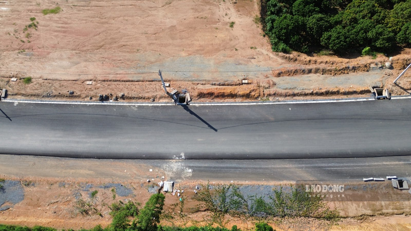 Tuy nhiên, một số vị trí công thoát nước chưa hoàn thiện nhưng thiếu dây cẳng, biển cảnh báo tiềm ẩn nguy cơ mất an toàn cho người đi đường.