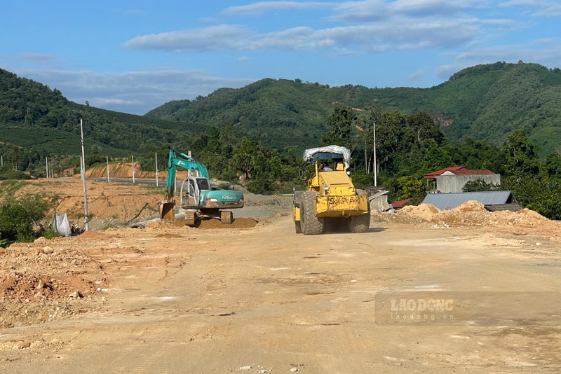 Tuy cầu Làng Giàng đã hoàn thành và được đưa vào sử dụng từ lâu nhưng riêng hạng mục đường dẫn nối từ Tỉnh lộ 161 lên cầu vẫn chưa thể hoàn thành. 