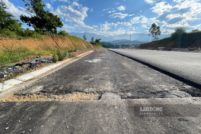 Thông tin từ Ban Quản lý dự án đầu tư xây dựng công trình giao thông tỉnh Lào Cai, cầu Làng Giàng đã xây xong, hiện chỉ còn khoảng 400m đường nối còn dang dở. Đơn vị hiện đang tích cực đẩy nhanh tiến độ để sớm hoàn thiện tuyến đường này. Khi được bàn giao mặt bằng, đơn vị cam kết sẽ hoàn thành trong vòng hai tháng. 