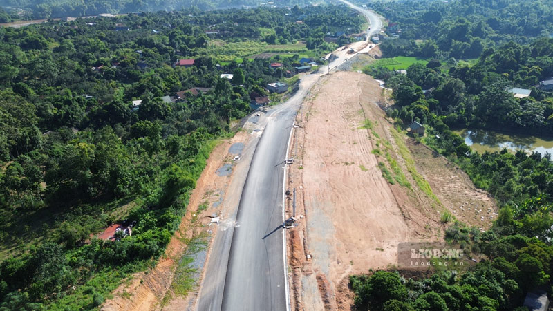 Hạng mục đường dẫn nối lên cầu Làng Giàng được đầu tư xây dựng, mở mới với chiều dài hơn 1,2km, giá trị 55,6 tỉ đồng.