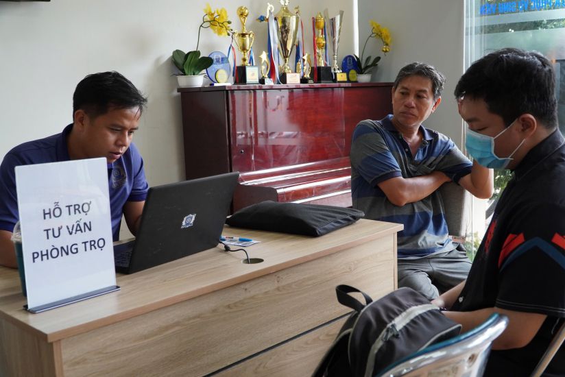 Tân sinh viên, phụ huynh được tư vấn tìm chỗ trọ khi nhập học. Ảnh: Chân Phúc