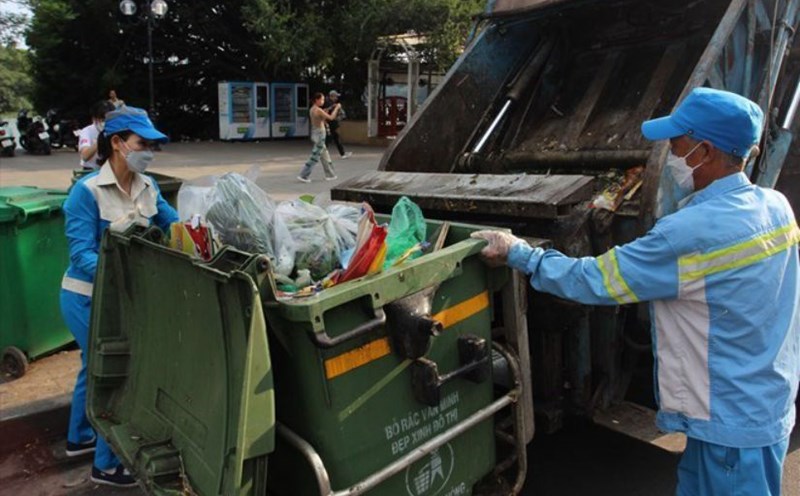 Hà Nội cần quyết liệt trong việc triển khai phân loại rác. Ảnh: Thùy Linh