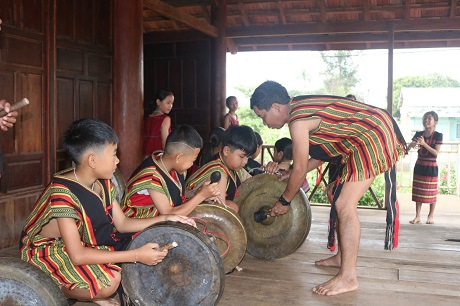 Nghệ nhân nhí giữ hồn cho văn hóa cồng chiêng Tây Nguyên