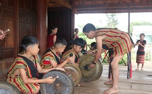 Nghệ nhân nhí giữ hồn cho văn hóa cồng chiêng Tây Nguyên