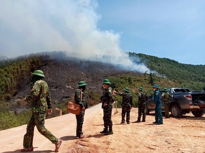 Currently, functional forces are still trying to find ways to extinguish the fire. Photo: H. Nguyễn