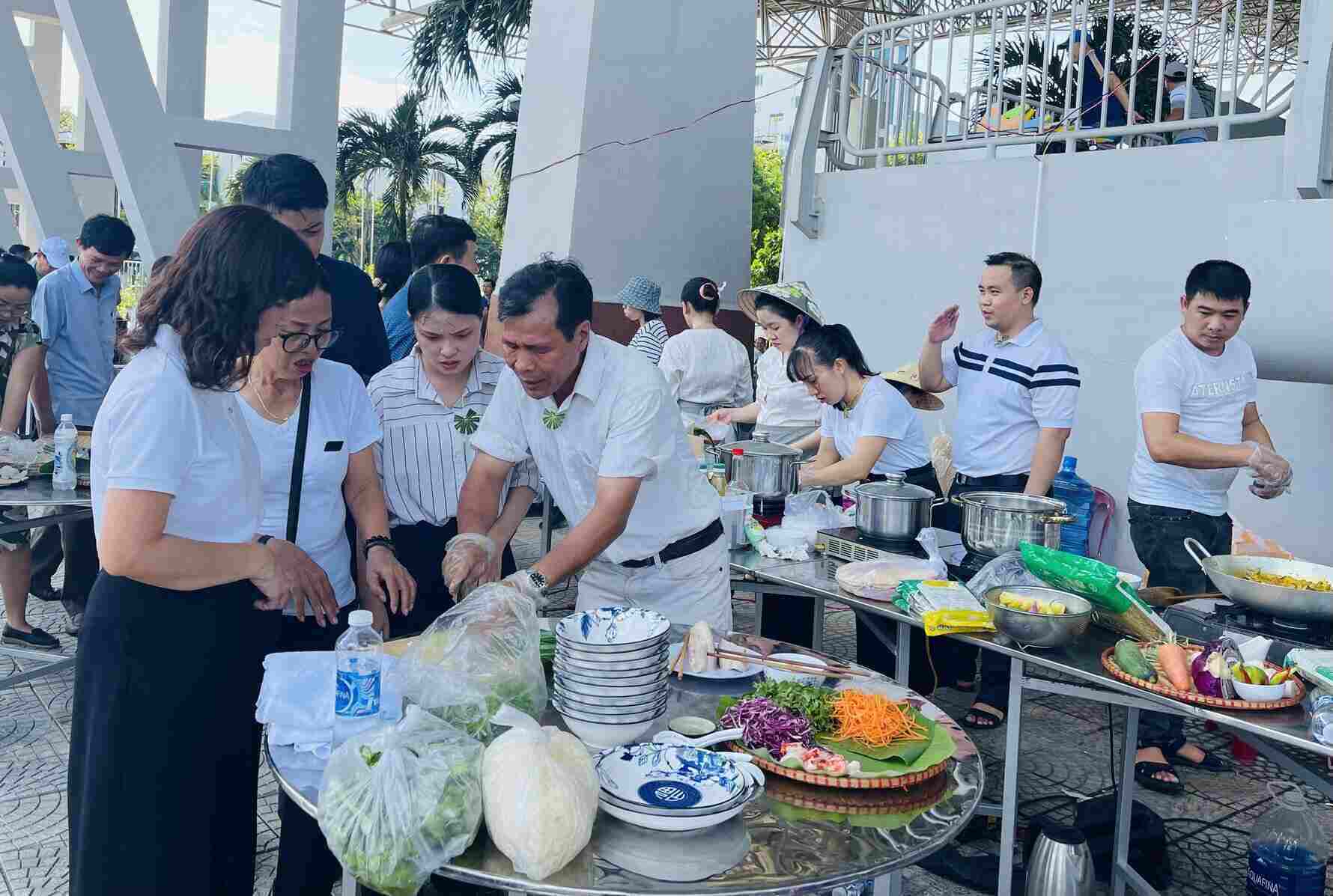 Each dish is for 10 people to eat. Photo: Mai Hương