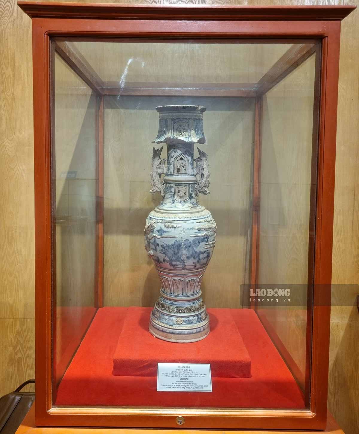 Notably, the National Treasure, a gilded candle holder and incense burner made of glazed pottery from the Mạc dynasty, is a relic collected at Cự Trữ Temple and Cổ Chất Temple (Phương Định Commune, Trực Ninh District, Nam Định Province), which is now preserved at the Nam Định Provincial Museum.