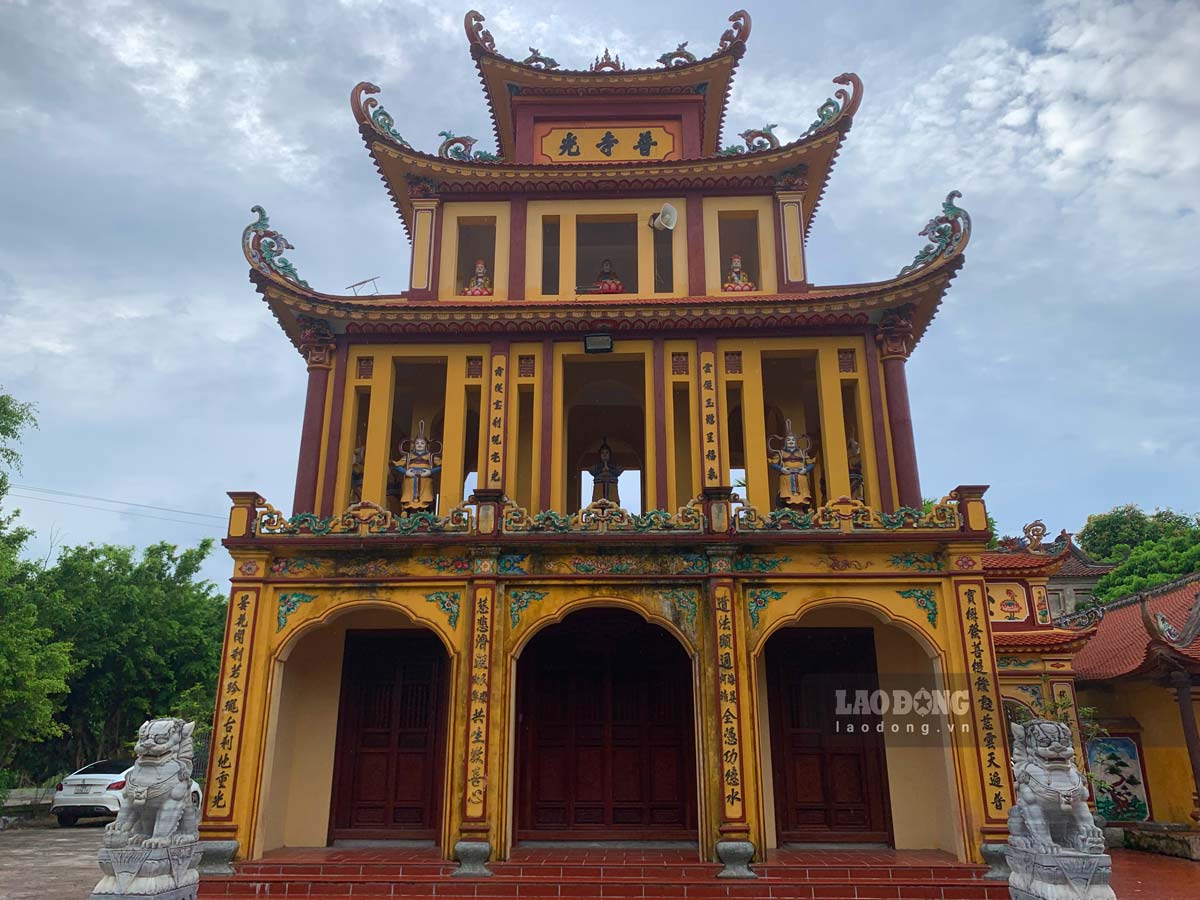 Having gone through hundreds of years, this place still preserves traditional architecture, including the following components: Tam quan, temple, temple roof, ancestral house, and supporting projects.