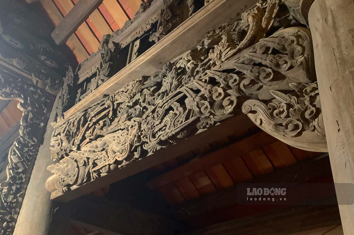 The longitudinal and transverse beams on the roof are carved with dragon chầu motifs in the style of Hậu Lê art, dating back to the 17th-18th centuries.