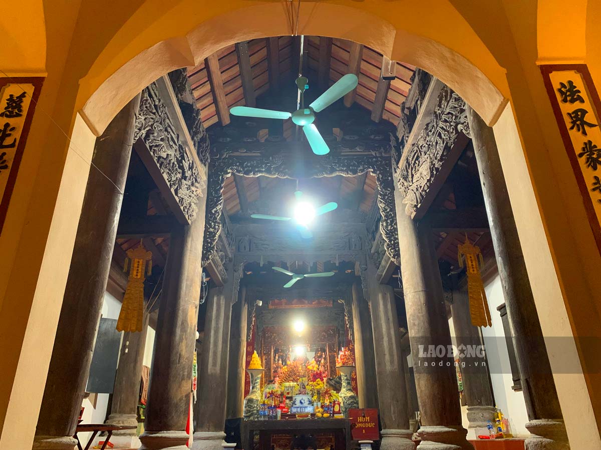 The front gate, consisting of three compartments, was built during the Nguyễn dynasty using entirely brick and mortar materials, with a vaulted ceiling. The Tam bảo temple consists of eight compartments built in a row with wooden components in the style of Hậu Lê art.