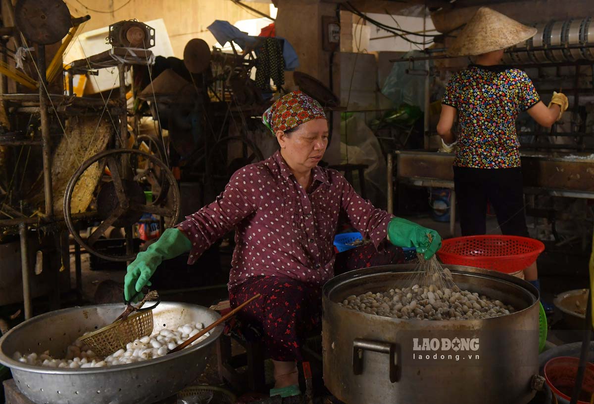 In addition, Cổ Chất Village is also the cradle of the traditional craft of silkworm breeding and silk weaving, producing famous silk fabrics in the land of Nam. Today, the Cổ Chất silk village is still being preserved by artisans who keep the ancient values of history, culture, and traditional crafts.