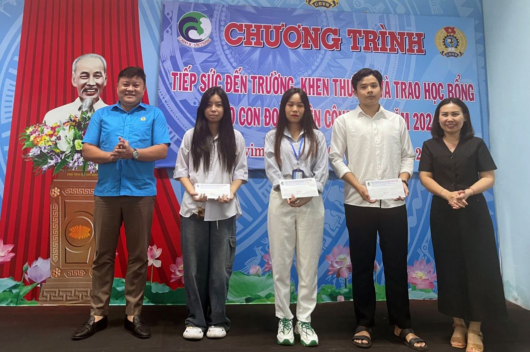 Chủ tịch Công đoàn các khu công nghiệp, khu kinh tế Đồng Tháp cùng Phó Tổng Công ty cổ phần chế biến & xuất nhập khẩu thủy sản Cadovimex II trao học bổng cho con đoàn viên, người lao động đạt thành tích học giỏi năm học 2023-2024. Ảnh: Thanh Nhàn