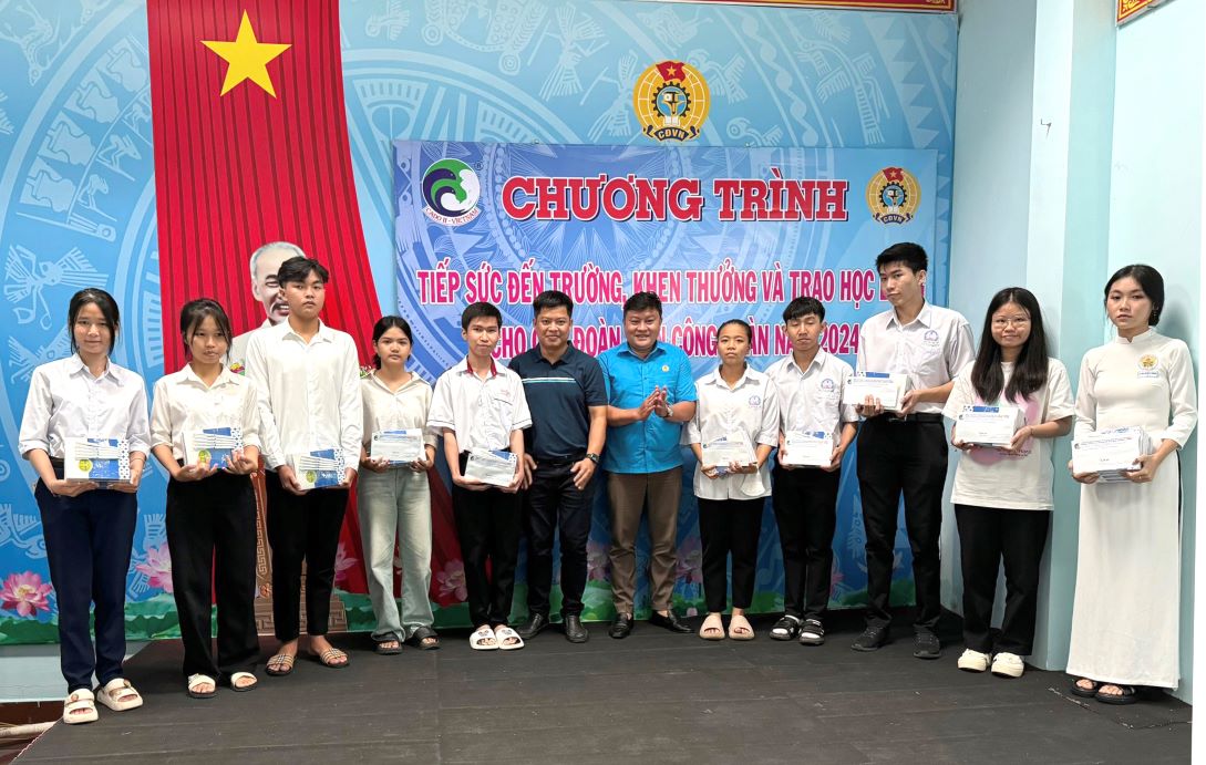 Leaders of the Trade Union of Industrial Parks and Economic Zones in Đồng Tháp and the company's trade union branch awarding scholarships to the children of union members and laborers who achieved excellent academic results in the 2023-2024 academic year. Photo: Thanh Nhàn