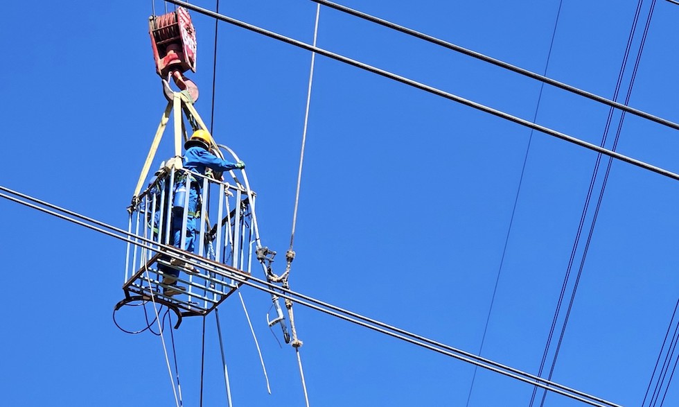 Dự án đường dây 500kV mạch 3 qua Quảng Bình đang vào thời điểm nước rút. Ảnh: T. Thanh