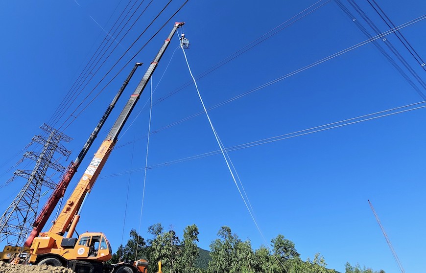 Expected completion of power transmission towers, pulling wires in Quang Binh before 15.8. Photo: T. Thanh