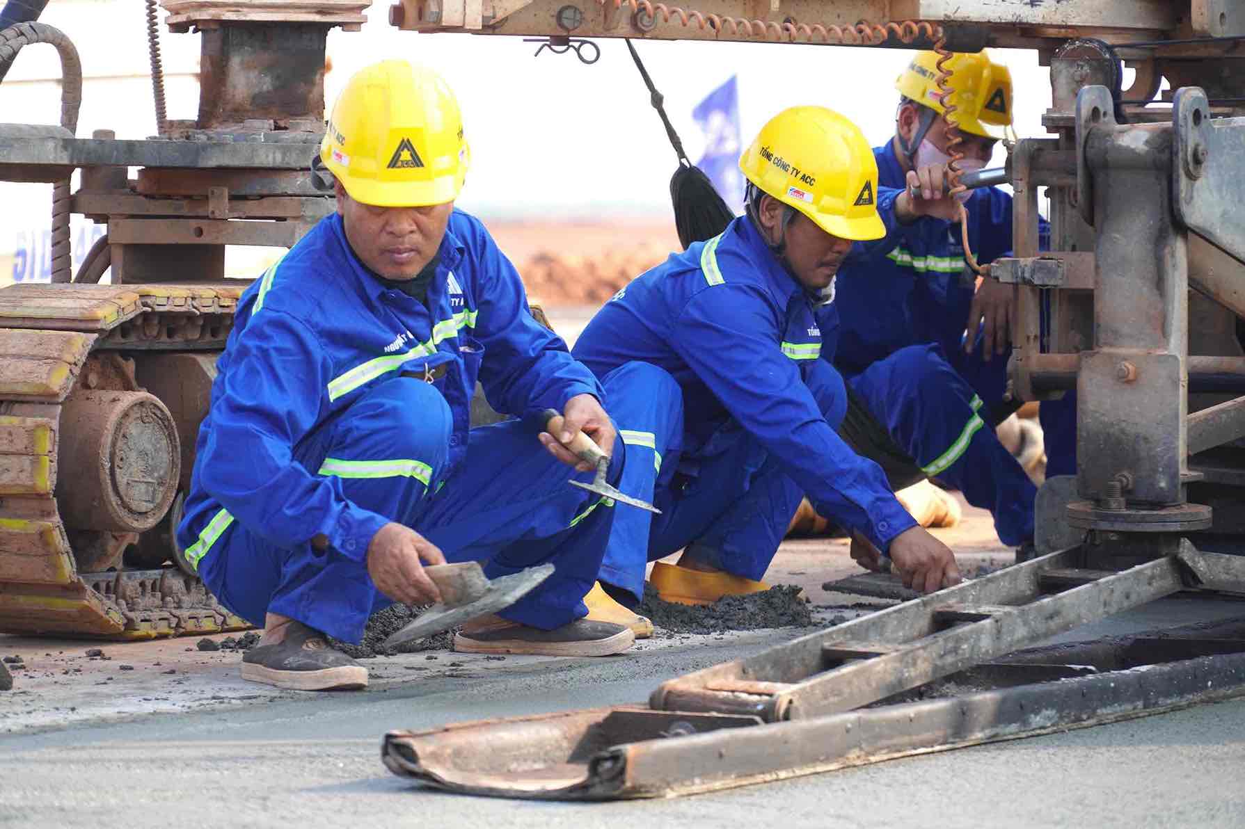 Theo ACV, hiện tại xảy ra tình trạng nhiều nhà thầu gặp khó do vật liệu khan hiếm. Mặt khác, thời tiết mùa khô lốc xoáy và nóng, mùa mưa thì mưa lớn và liên tục làm ảnh hưởng thi công. Để khắc phục các khó khăn này, ACV đã yêu cầu các nhà thầu thi công tìm kiếm thêm các nguồn vật liệu thay thế, kịp thời đáp ứng tiến độ như cam kết, đặt hàng và tập kết, dự trữ trước vật tư xây dựng.