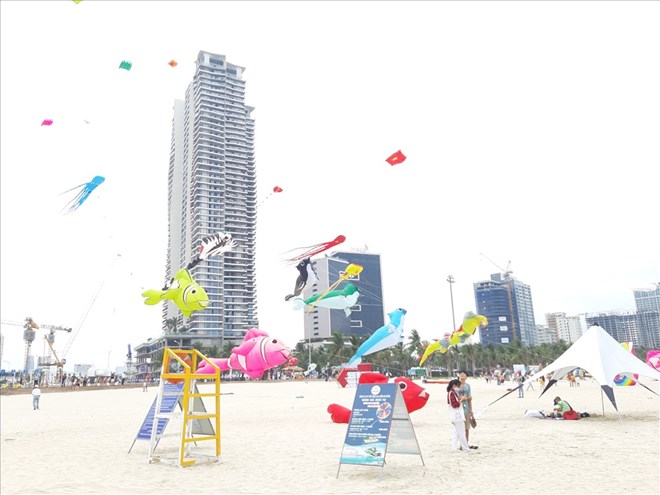 Artistic kite-flying activity on the sea in Da Nang. Photo: Mỹ Diệp