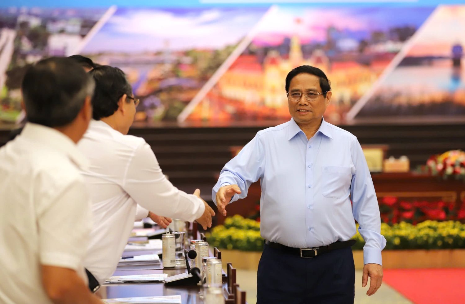 Prime Minister Pham Minh Chinh visits delegates attending the East South Central Region Coordination Council Meeting. Photo: Minh Quan