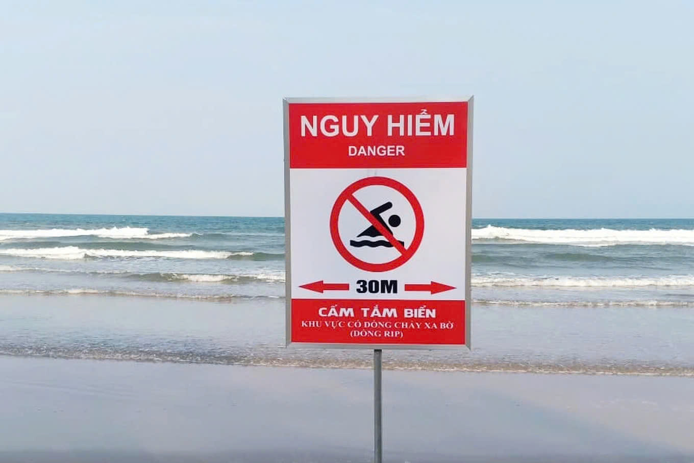 Warning sign for the area with strong currents at Mỹ Khê Beach, Quảng Ngãi Province (Photo: Mỹ Khê Beach Management Team).