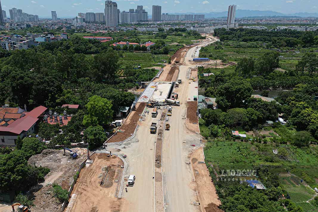 Ông Nguyễn Duy Trinh - Phó giám đốc Ban quản lý dự án đầu tư xây dựng quận Nam Từ Liêm cho biết, UBND TP Hà Nội phê duyệt chủ trương kế hoạch đầu tư dự án tới năm 2025 nhưng thực tế tiến độ hiện nay dự án vượt kế hoạch. Ngoài ra, hiện nay nhiều người dân bất chấp đi ngược chiều từ Đại lộ Thăng Long vào phố Sa Đôi để tiết kiệm thời gian, gây mất an toàn giao thông. Khi dự án hoàn thiện có thêm đường lưu thông thuận tiện sẽ giúp tình trạng này sẽ chấm dứt.