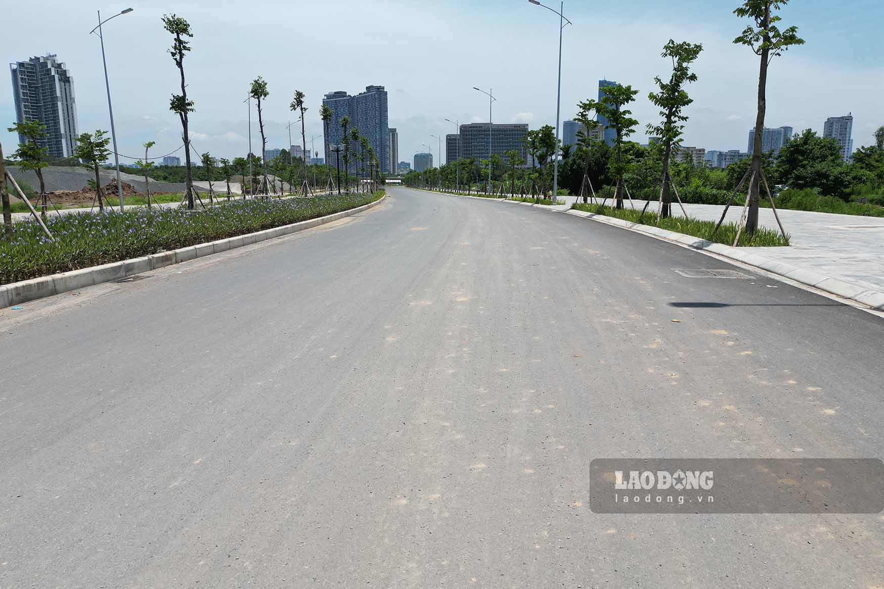 According to Lao Động's observation on 10.8, after nearly 2 years of construction, the Lê Quang Đạo road extension has been formed. In which, the section intersecting Đại lộ Thăng Long to Đại Linh Street (Mễ Trì Ward) is almost complete.