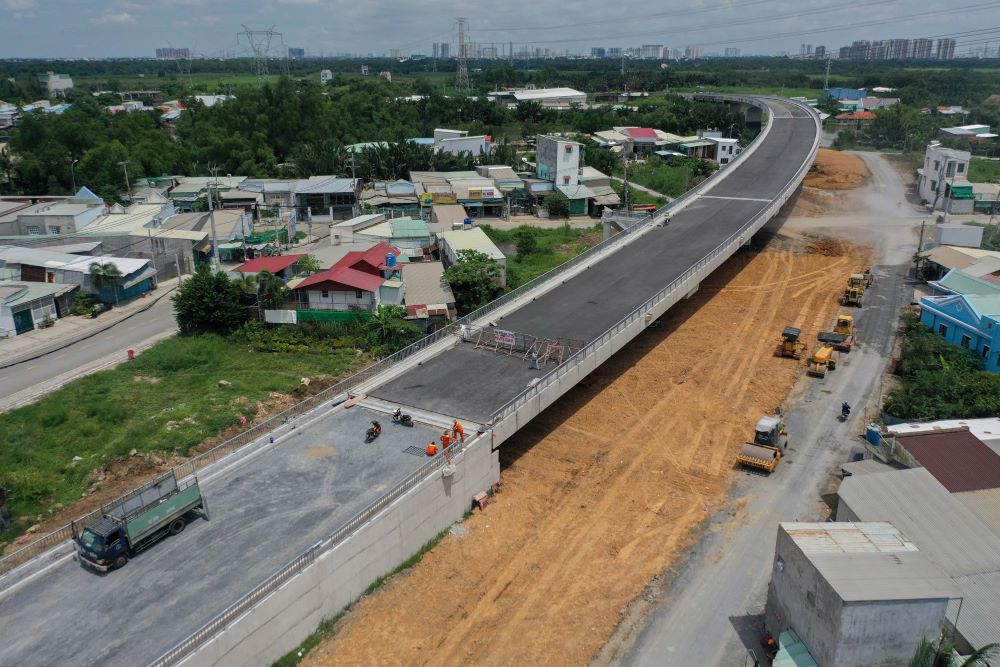 Anh Nguyễn Nhữ Học (48 tuổi, ngụ huyện Nhà Bè) cho biết, trước đây nếu muốn đi qua huyện Bình Chánh, anh phải đi bằng đò, mất chừng 20-30 phút, hoặc phải đi vòng qua các con đường như Đào Sư Tích, Lê Văn Lương,  Nguyễn Văn Linh, Phạm Hùng,... “Nay sắp có cầu mới đi qua huyện bên kia, tiện lợi biết bao nhiêu, bình thường phải đi gần 30 phút mới đặt chân được tới huyện Bình Chánh, sau mà thông xe chắc di chuyển cũng chỉ còn 2 phút“, anh Học nói.